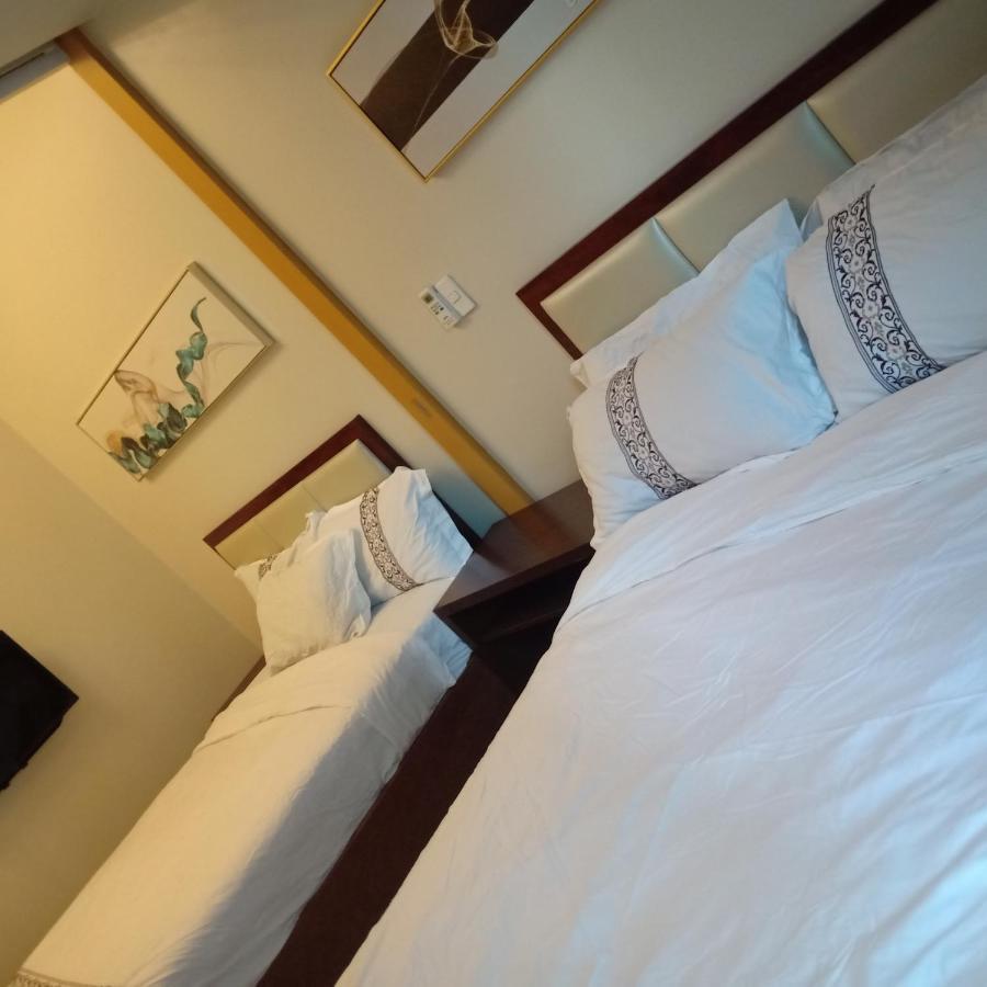One Uptown Opposite Of Grandhyatt Hotel Manila Taguig City Exterior foto